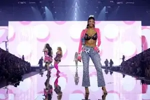 ЌЕРКАТА НА КОБИ БРАЈАНТ ЗА ПРВПАТ НА ПИСТАТА НА VICTORIA’S SECRET: Мајка ѝ гордо ја бодреше од првиот ред!