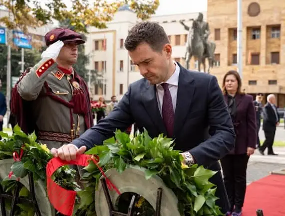 Владина делегација предводена од Муцунски положи цвеќе по повод 23 Октомври