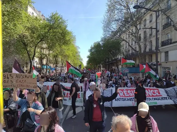 Франција ги забрани протестите во Марсеј и Лион, во Париз продолжен полицискиот час