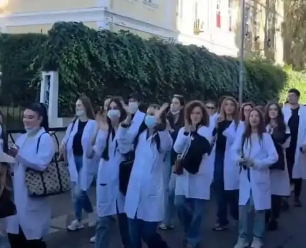 Лекари и студенти по медицина се приклучија на протестите против владата на Рама