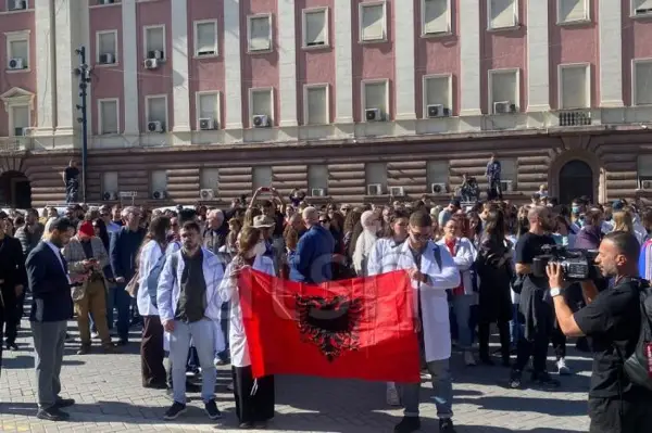 11 ДЕН ПРОТЕСТИ ВО ТИРАНА: Се бара безусловна оставка од Рама