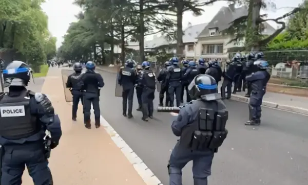 Франција распоредува 70.000 припадници на безбедносните сили поради масовните протести
