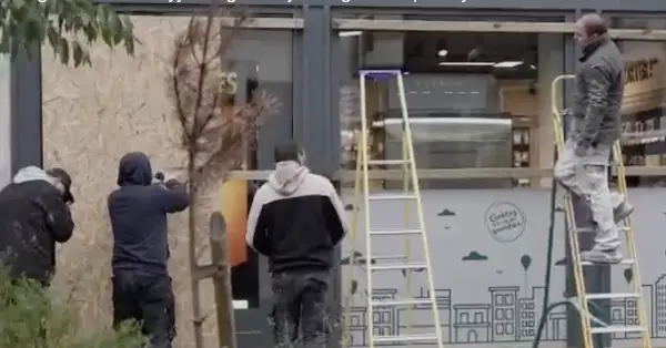 Трговците во Франција со даски ги затвораат излозите пред новите протести, стравуваат од немири