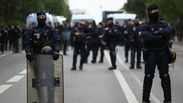 Франција мобилизира 70.000 полицајци за денешните протести