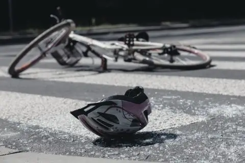 Двајца повредени во судир на мопед и велосипед во Скопје