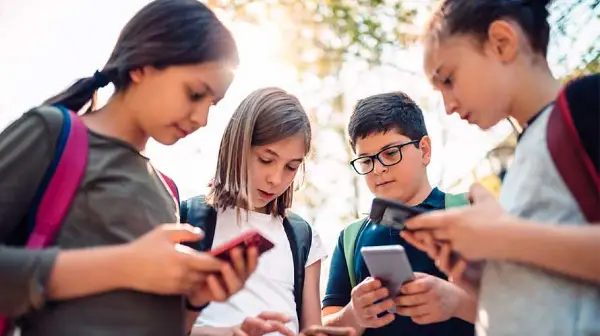 Прв телефон или паметен часовник? Како технологијата им дава поголема слобода на децата, а повеќе сигурност на родителите