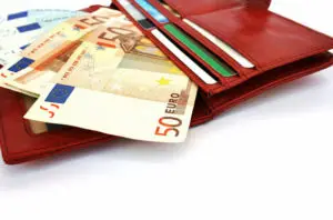 Измамен гостиварец печалбар, по закани од партнерката и‘ пратил 1.500 евра