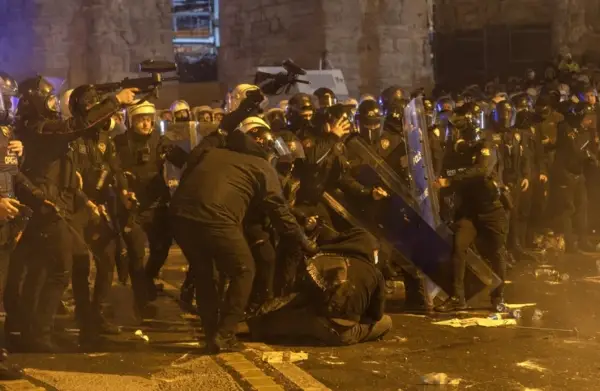 Илјадници луѓе протестираат во Турција поради притисокот врз новинарите и медиумите