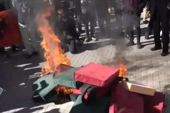 Демонстрантите ја запалија „Масата за дијалог“ на Рама пред кабинетот на премиерот