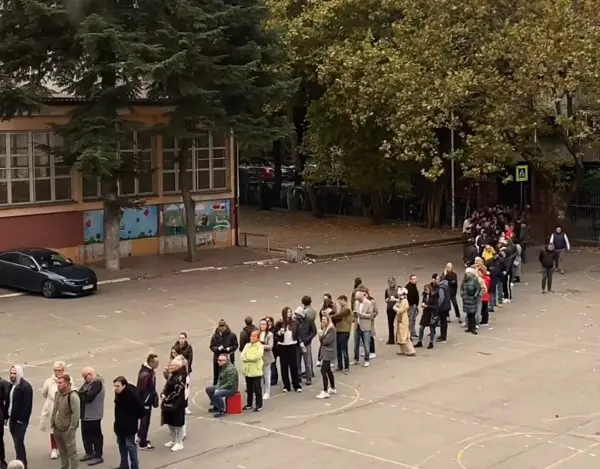 Огромни редици пред гласачките места во Србија уште пред нивното отворање