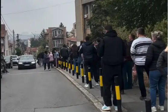(ВИДЕО) Избори во Србија: Незапаметени редици од рано наутро пред избирачките места во Белград, Нови Сад, Ниш…