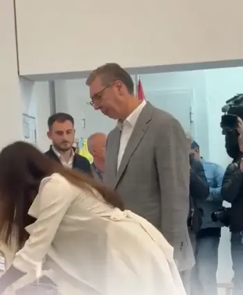 ВИДЕО: Вучиќ чекаше ред цели два часа, па го оствари правото на глас