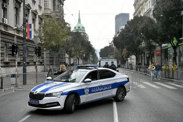 Со огради и автомобили блокирани улиците околу седиштето на Изборната комисија во Белград
