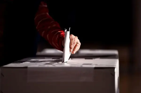 Излезноста на изборите во Србија до 16 часот e 56,6 отсто
