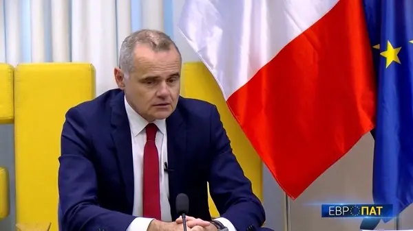 🎥 ПОДГОТВЕНИ СМЕ ДА ГО ОЛЕСНИМЕ ДИЈАЛОГОТ СКОПЈЕ – СОФИЈА Амбасадорот Ле Риголер тврди дека Франција е посветена Македонија да излезе од ќор-сокакот