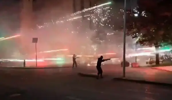 Ескалација на протестите во Албанија: Демонстрантите фрлаа камења и факели кон полицијата