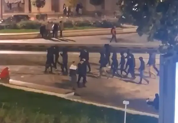(Видео) Тензии во Белград: Групи лица со качулки се собираат во Пионирскиот парк