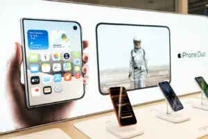 (ВИДЕО) Првиот iPhone на преклопување пуштен во продажба: Редици пред продавниците, но има и еден голем проблем