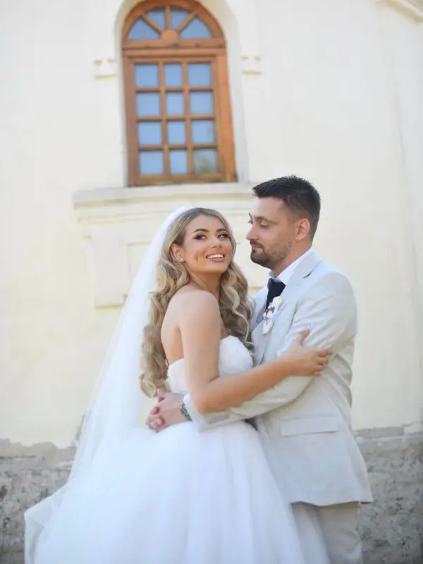 Невеста го доживеа најемотивниот миг на свадбата кога се појави татко ѝ, со кого долго не зборувала (ВИДЕО)