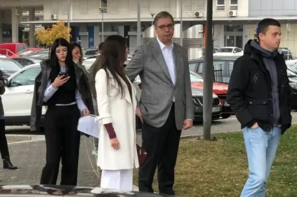 Тамара Вучиќ пристигна на гласањето во бело од глава до пети, а впечатливата бордо чанта веднаш го привлекува вниманието: Беспрекорно елегантно издание