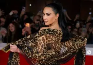 (ВИДЕО+ФОТО) На Филмскиот фестивал – Леопард дезен и крој на сирена: Ким Кардашијан блеснала во Рим во креација стара четири децении