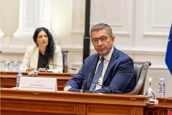 Мицкоски му честиташе на Срдановиќ за победата на изборите во Србија