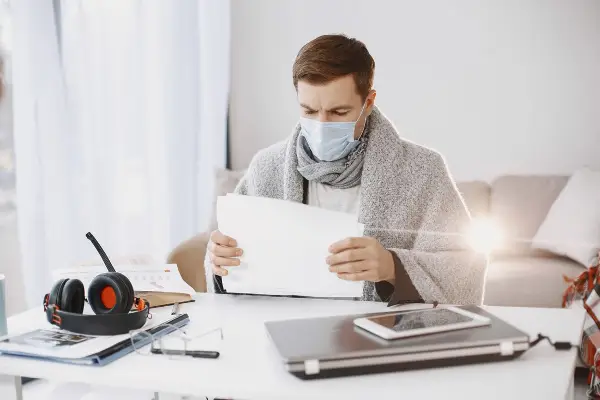 Повеќето вработени одат на работа и кога се болни. Зошто се плашат да земат боледување?