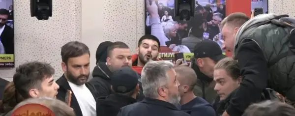 (ВИДЕО) Граѓани вечерва упаднаа во зградата на телевизија „Информер“ во Белград и ја прекинаа програмата