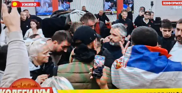 (ФОТО+ВИДЕО) Демонстранти упаднаа во таблоидот „Информер“ близок до СНС – бараат да се уапси сопственикот и уредник Драган Вучиќевиќ