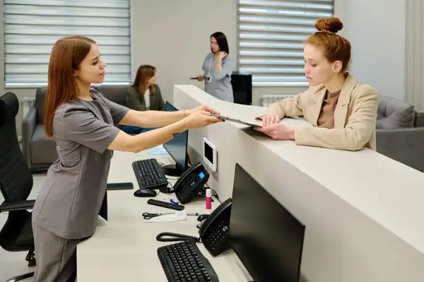 Голема британска банка укинува 5.000 работни места и покрај растот на добивката, дел од работите ги презема ВИ
