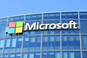 Microsoft им нуди отпремнини на 60.000 вработени додека вложува милијарди во вештачка интелигенција