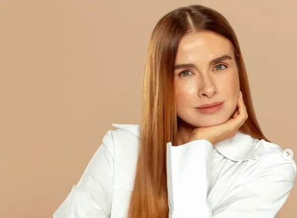 Ксенија Николова се врати на местото каде што го поминала детството: Една прошетка со татко ѝ ѝ откри дека најубавите спомени не стареат