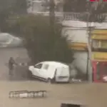 Обилни врнежи во Истанбул, поплавени улици и заглавени возила во надојдената вода