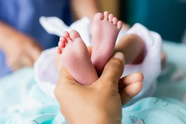 Бебе родено во Австрија четири недели нема име поради една цртичка - матичната служба се повикува на правилата