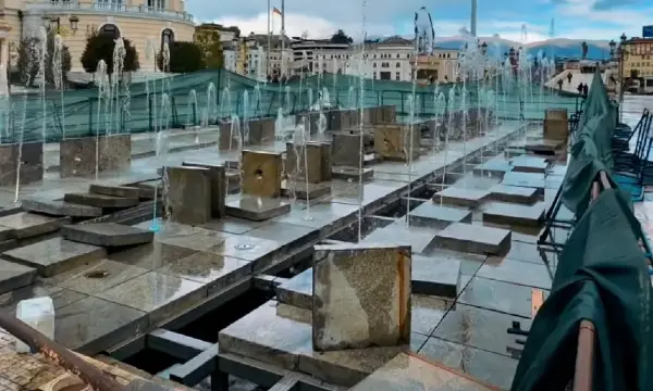 (Видео) Подната фонтана на плоштадот „Македонија“ повторно оживува, пуштена е во пробна работа