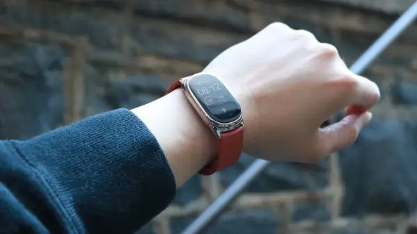 Гугл претстави Fitbit Edge: тенка нараквица со батерија до седум дена