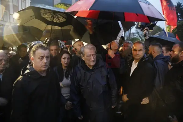 Лидерот на главната опозициска партија во Албанија Сали Бериша најави национален протест за 31 октомври како поддршка за студентите кои протестираат