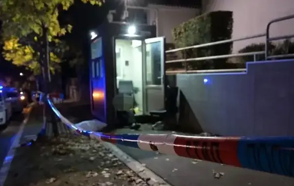 Малолетник нападна полицаец со два ножа пред израелската амбасада во Белград, напаѓачот е убиен