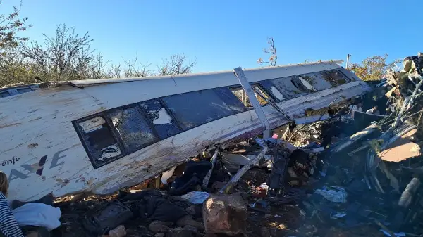 Најмалку 39 загинати во судирот на возови во Шпанија, два вагона паднале во насип