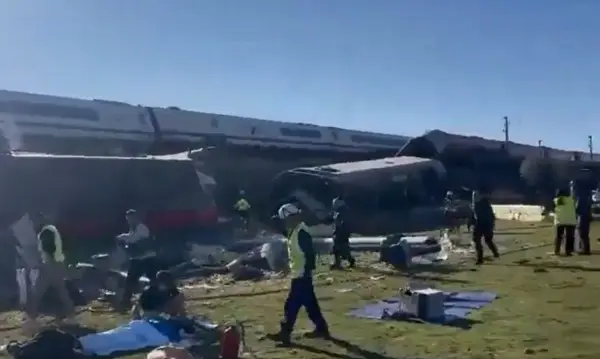 🎥НАЈМАЛКУ 46 ЗАГИНАТИ ВО ДИРЕКТЕН СУДИР НА ДВА БРЗИ ВОЗА ВО ШПАНИЈА Повеќе вагони излетале од пругата