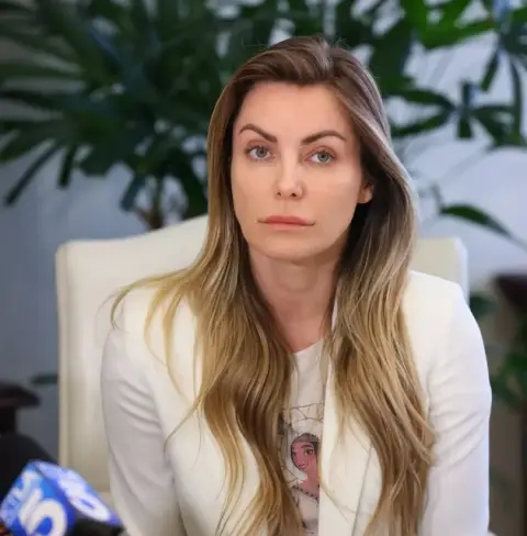 „Видов инцест, се чувствував како да сум силувана“: Вдовицата на Хју Хефнер открива што доживеала зад затворените врати на Плејбој вилата