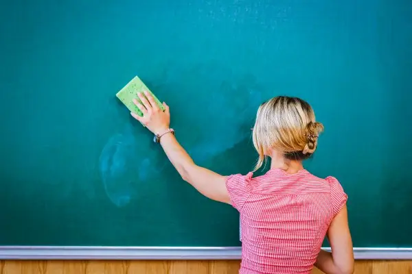 Учителка во Германија 17 години била на боледување, сега открија што правела цело време и ѝ се заканува затвор