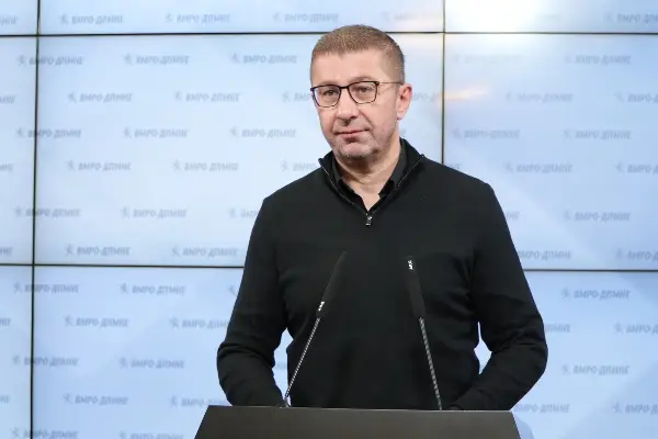 СДСМ: Како да има Мицкоски добри односи со студентите од Србија, кога Вучиќ им праќаше силеџии да им ги кршат главите, а тој со него пиеше вино?