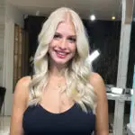(ВИДЕО) Едина Муса изненади со промена на изгледот — се збогува со долгата коса и покажа нова фризура