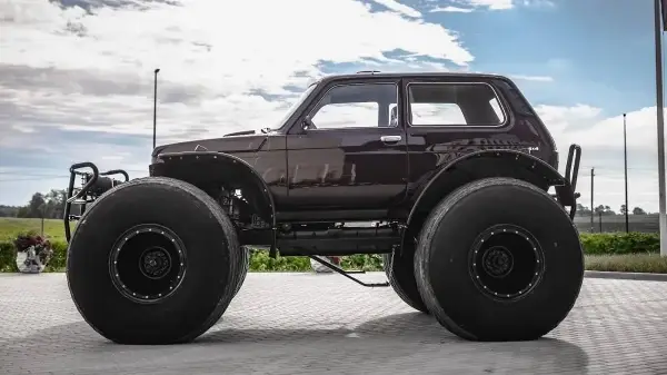 Уште една “напумпана” Lada Niva