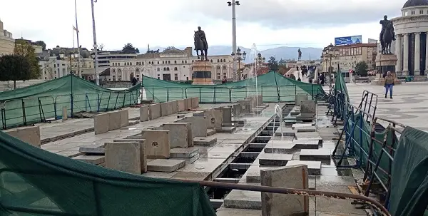(ВИДЕО) Ѓорѓиевски: Темелно и редовно го чистиме плоштадот „Македонија“, подната фонтана пуштена во пробна работа