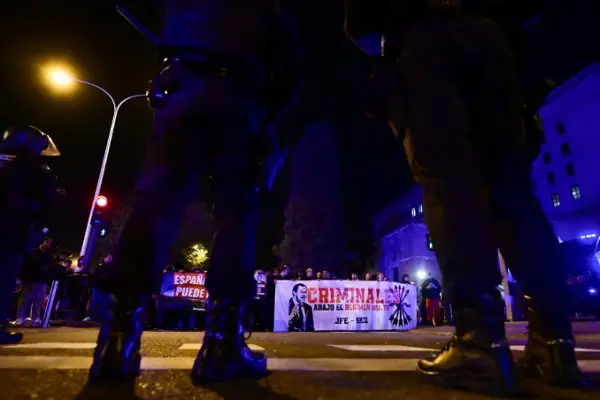 Протести и судири со полицијата по трагедијата со брзите возови во Шпанија