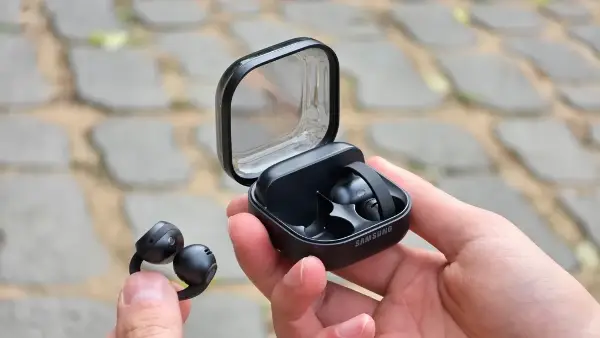 Samsung ги претстави Galaxy Buds On, своите први слушалки со штипка што не го затвораат увото