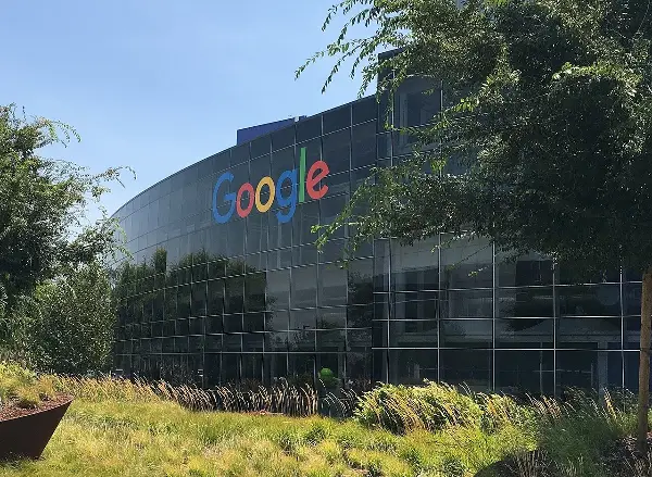 Акциите на Google паднаа за 10% откако инвестицијата од 51 милијарда долари во вештачка интелигенција го зголеми трошењето на готовинските резерви