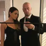 (Фото) Адријан Гаџа и сопругата Сидорела во елегантни изданија на свадба — пејачот позираше и со родителите